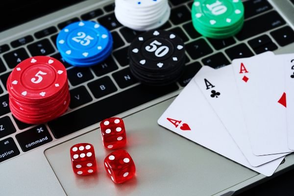 Pengguna meninjau syarat kode promo